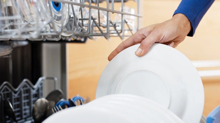 Spülmaschine wird ausgeräumt - Tipps zum Reinigen, damit das Geschirr sauber bleibt (Foto: Colourbox)