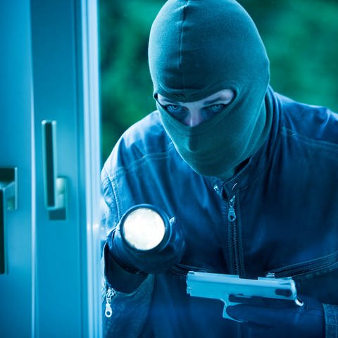 Einbrecher mit Taschenlampe - Schutz vor Diebstahl (Foto: Colourbox, Erwin Wodicka)