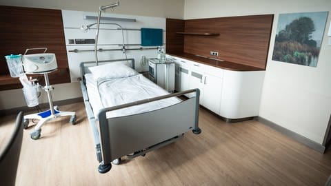 Bett im Krankenhaus: Zusatzversicherung der Krankenkasse nötig. (Foto: IMAGO, IMAGO)