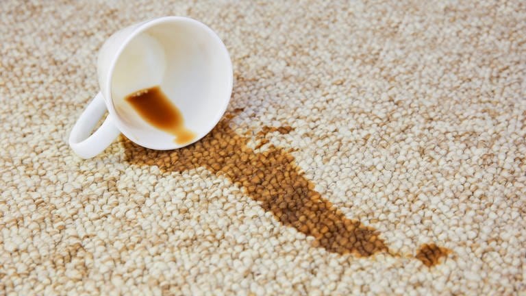 Umgestürzte Kaffeetasse auf Teppich: Tipps, um die Flecken zu entfernen. (Foto: Colourbox)