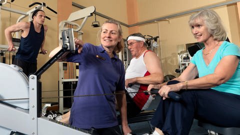 Senioren trainieren im Fitnessstudio - Bonusprogramm der Krankenkassen für die Gesundheit (Foto: Colourbox, Image Source/Colin Hawkins)