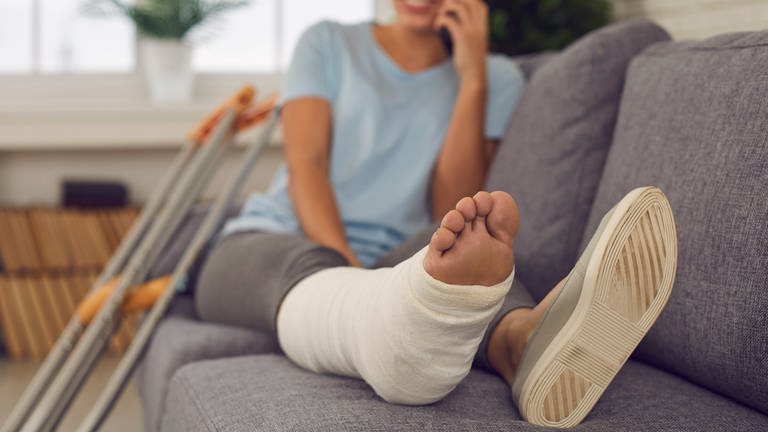 Frau hat Fuß gebrochen - Unfälle geschehen oft zu Hause. Wer gibt, Hilfe im Notfall? (Foto: Colourbox)