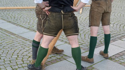Männer in kurzen Lederhosen - Tracht beim Volksfest  (Foto: IMAGO, IMAGO/Rudi Gigler)