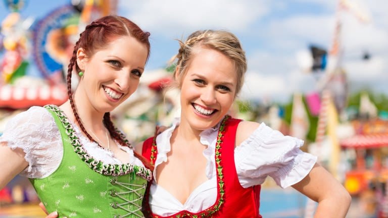 Zwei junge Frauen im Dirndl -  das perfekt Trachten-Outfit fürs Volksfest (Foto: Colourbox)