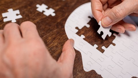 Frau macht Puzzle als Training gegen Demenz - die richtige Pflege und Betreuung hilft (Foto: Colourbox)