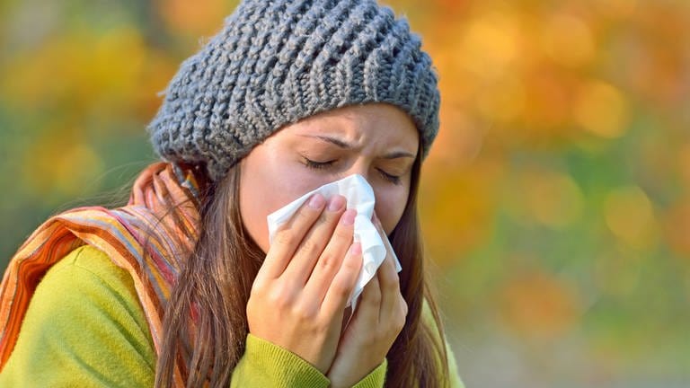 Frau ist im Herbst erkältet (Foto: IMAGO, IMAGO / Shotshop)