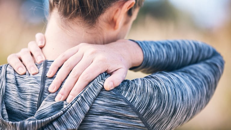 Frau hält Ihre verspannte Schulter (Foto: IMAGO, IMAGO / Zoonar)