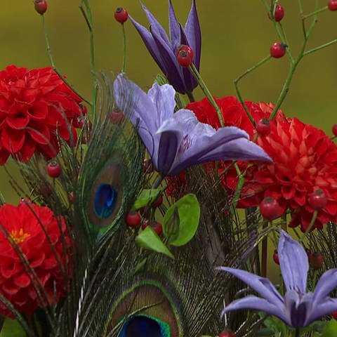 Blumenstrauß mit Pfauenfeder (Foto: SWR)