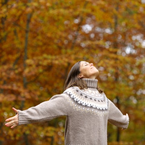 Frau genießt die Herbstluft  (Foto: Colourbox)