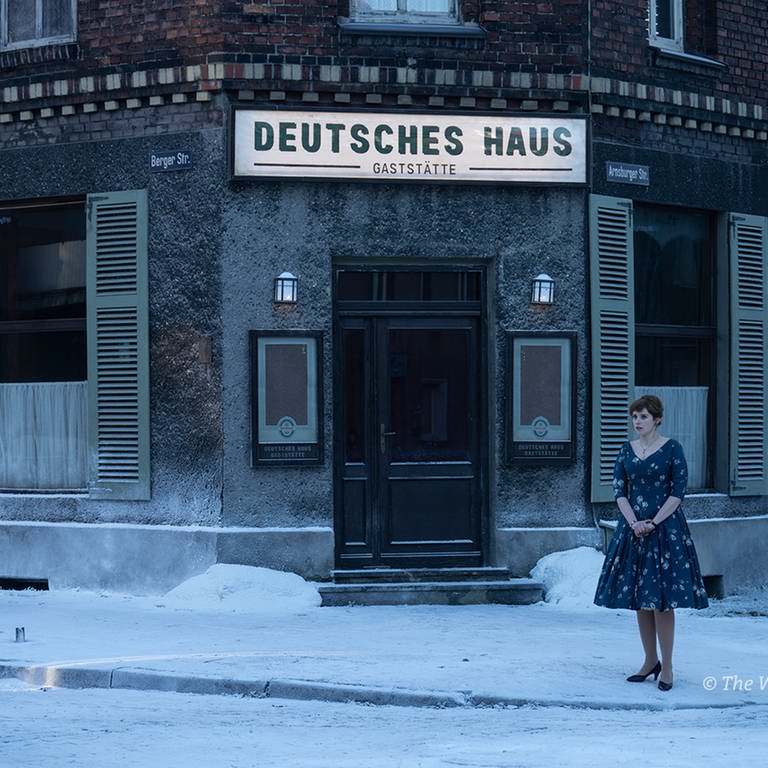 Unbedingte Empfehlung: Disney+-Serie „Deutsches Haus“ über den Auschwitz-Prozess mit Iris Berben und Katharina Stark