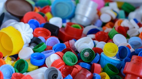 Deckel auf einem Haufen - Plastikmüll vermeiden, weniger Abfall (Foto: Colourbox, Alfred Hofer)