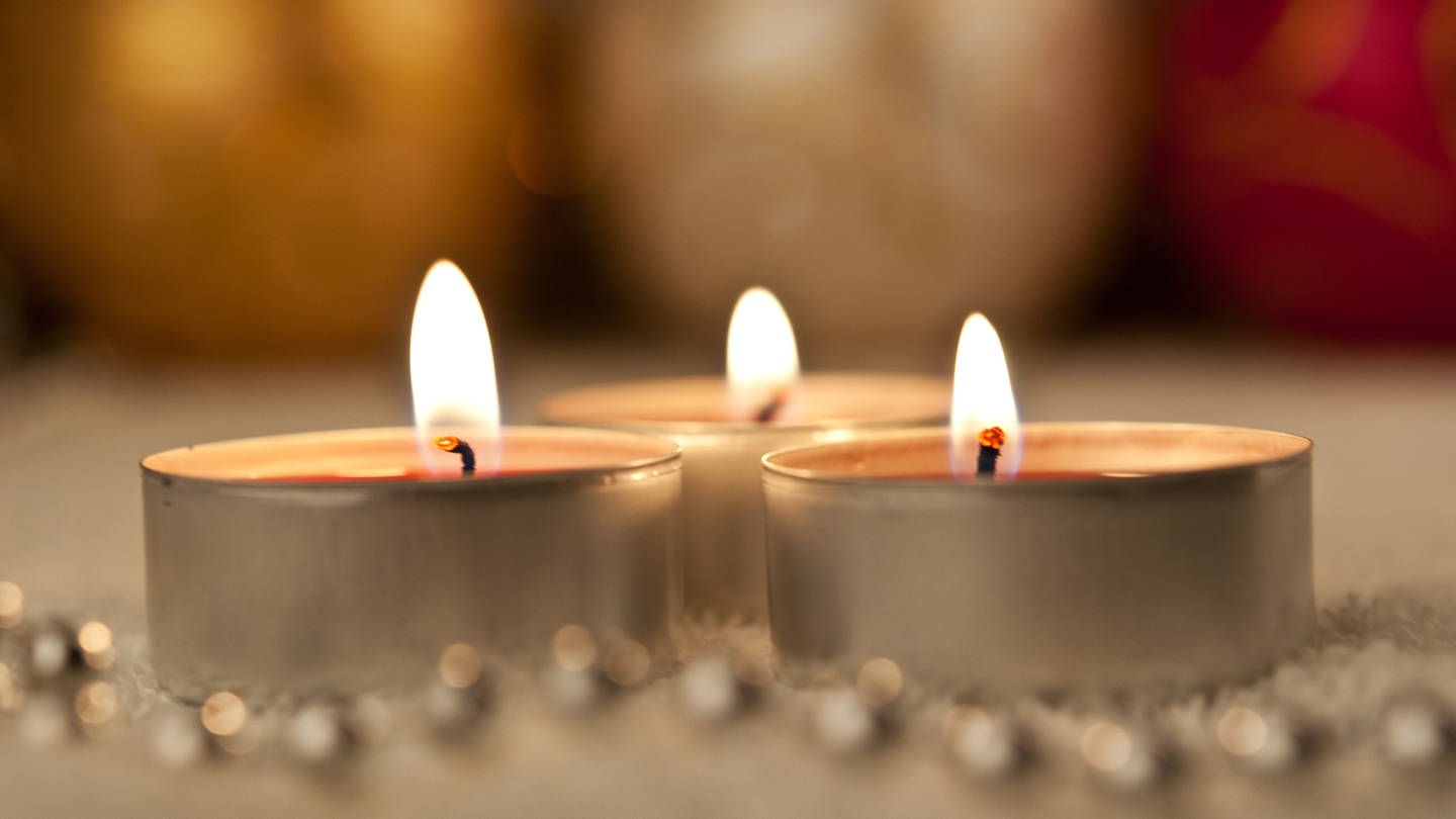 Kerzen sorgen für Stimmung, egal ob aus Paraffin oder Bienenwachs (Foto: Colourbox, DimaSobko)