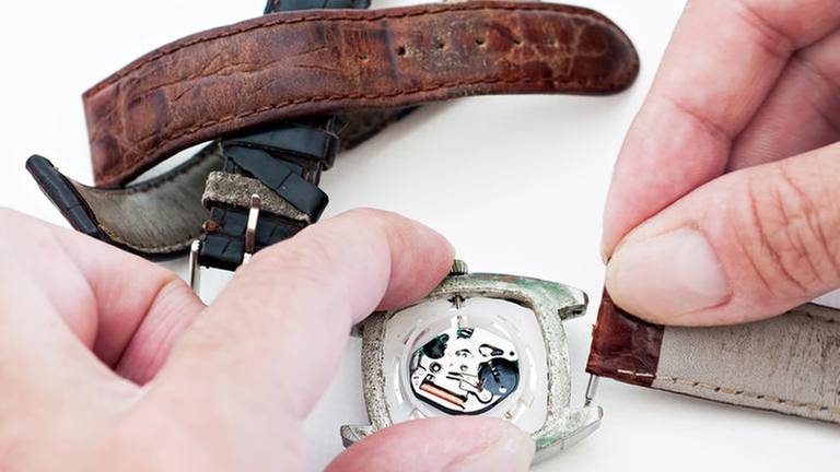 Armbänder werden an eine Uhr gemacht