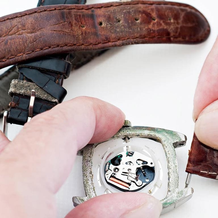 Armbänder werden an eine Uhr gemacht (Foto: Colourbox, Foto: Colourbox.de -)