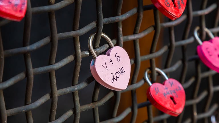 Liebe und Lust: Liebesschlösser am Zaun (Foto: Colourbox, Paolo Gallo)