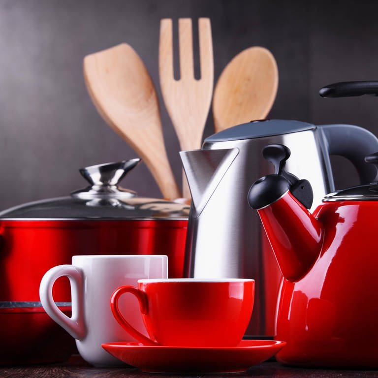 verschiedene Küchengeräte (Kochtopf, Wasserkocher) und Geschirr (Foto: IMAGO, IMAGO / Panthermedia)