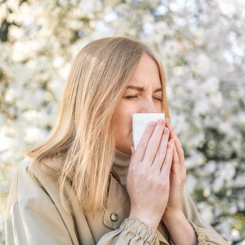 Frau mit Heuschnupfen - Pollen und Allergie (Foto: Colourbox)