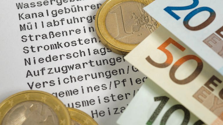 Geldscheine und Euro-Stück auf Liste mit Nebenkostenabrechnung (Foto: Colourbox, Wolfgang Filser)