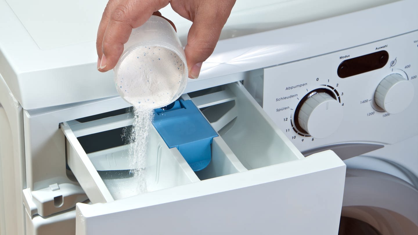 Waschmittel wird eingefüllt - die richtige Dosierung schont die Umwelt (Foto: Colourbox)