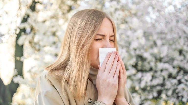 Frau mit Heuschnupfen - Pollen und Allergie, Medikamente aus der Apotheke