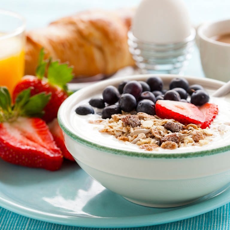 Frühstück mit Obst, Müsli, Joghurt, Ei und Kaffee