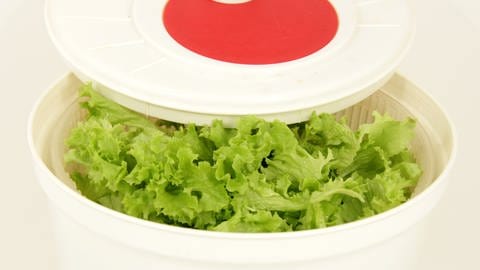 Salat nach dem Waschen schleudern (Foto: IMAGO, Bildnummer: 0127579378)