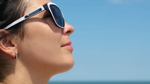 Frau trägt Sonnenbrille