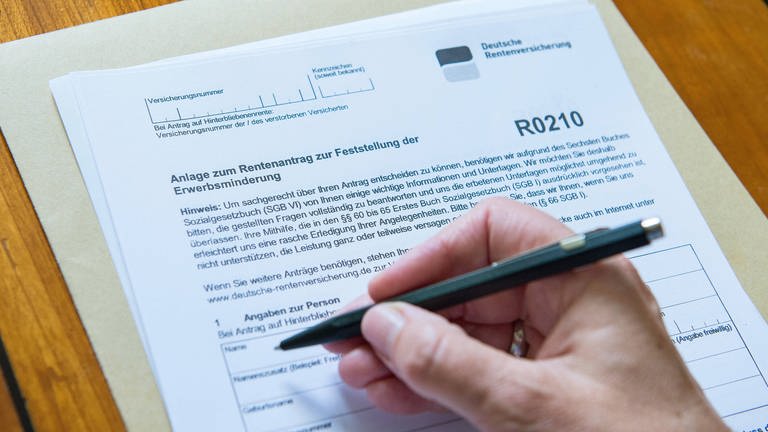 Erwerbsminderungsrente: Mann füllt Formular aus (Foto: IMAGO, Heike Lyding via www.imago-images.de)
