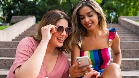 Zwei Freundinnen schauen auf ein Handy (Foto: Colourbox)