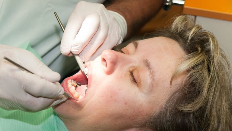 Zahnarzt bei Routineuntersuchung (Foto: Colourbox)
