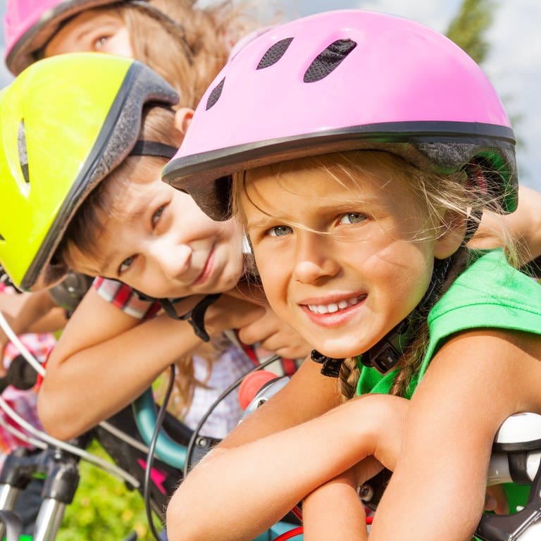 Kinder mit Fahrradhelm