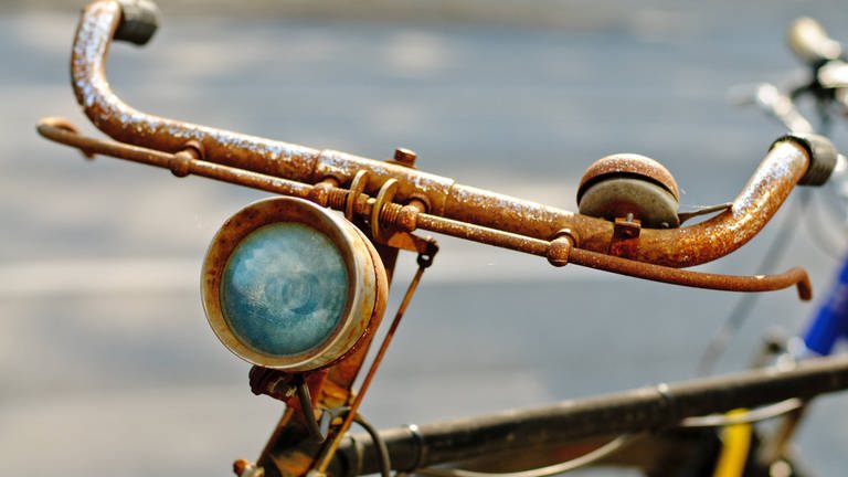 Rostiges Fahrrad mit Lampe (Foto: IMAGO, imago stock&people)