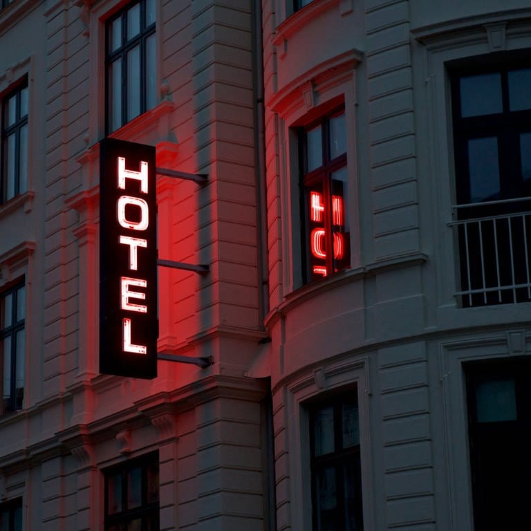 Hotelschild Urlaub selbst buchen (Foto: Colourbox)