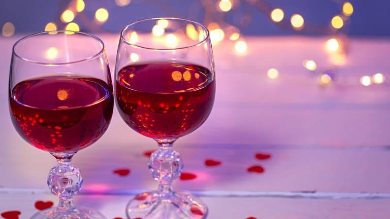 Liebe-Sex: Zwei Weingläser für romantisches Dinner (Foto: Colourbox)