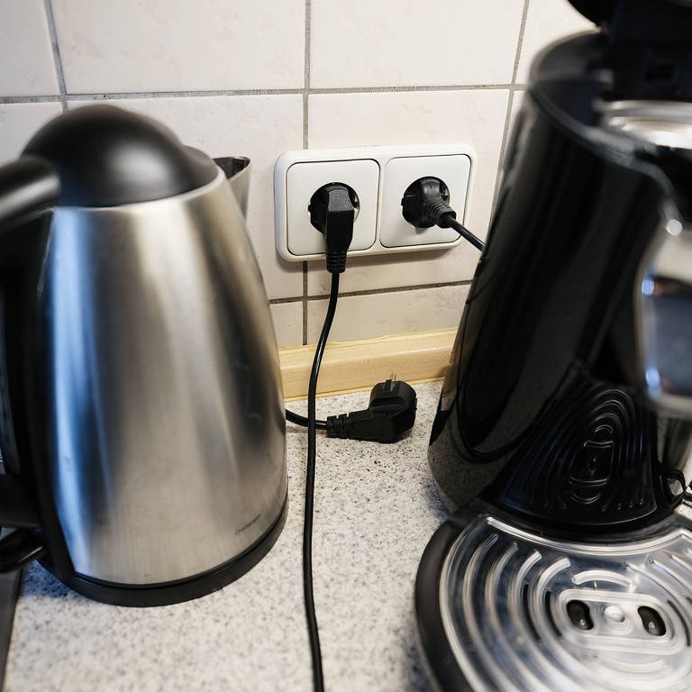 Wasserkocher und Kaffeemaschine (Foto: IMAGO, IMAGO/Michael Gstettenbauer)
