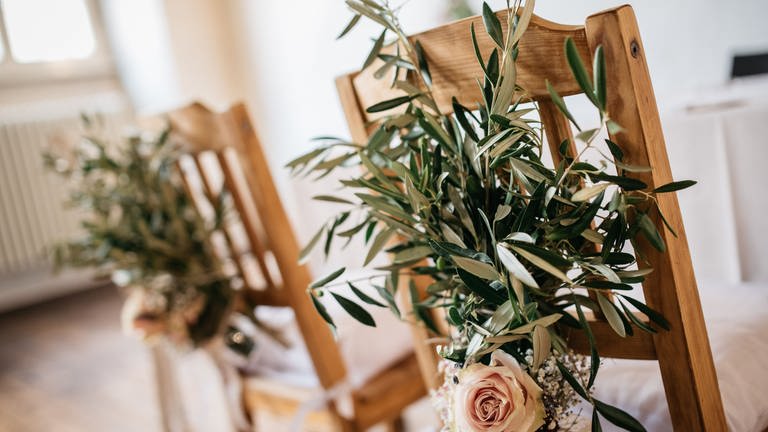 Greenery Wedding - Stühle mit Blumen und Blättern für die Hochzeit (Foto: IMAGO, Bildnummer: 0242920387)