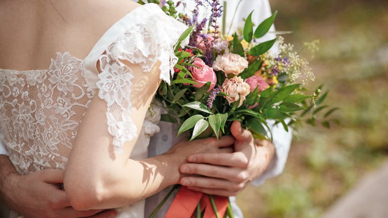 Brautstrauß im Boho-Stil für die Hochzeit (Foto: IMAGO, Bildnummer: 0135369034)