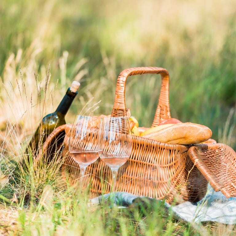 Tipp für ein entspanntes Picknick Korb mit Flasche und Gläsern