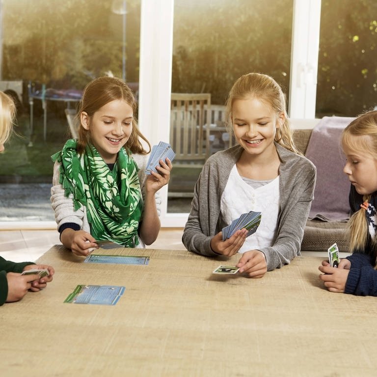 Kinder spielen Karten (Foto: IMAGO, imago stock&people)