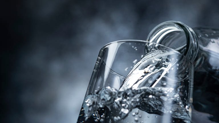 Wasserprudler sauber und hygienisch: Wasser aus der Sprudelflasche in Glas umfüllen
