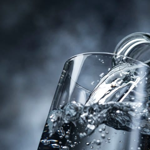 Wasserprudler sauber und hygienisch: Wasser aus der Sprudelflasche in Glas umfüllen (Foto: IMAGO, Bildnummer: 0234878080)