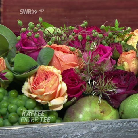 Tischfries mit Rosenblüten (Foto: SWR)
