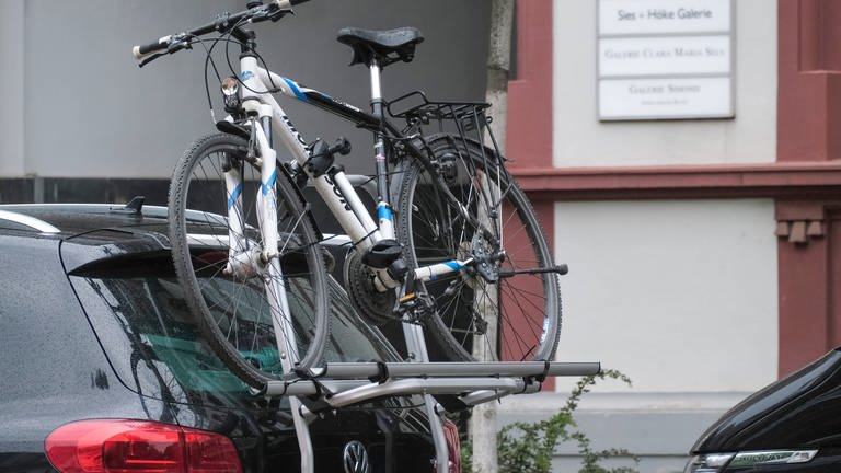 Fahrradträger für den sicheren Transport auf dem Auto, auch für E-Bikes (Foto: IMAGO, IMAGO/Michael Gstettenbauer)