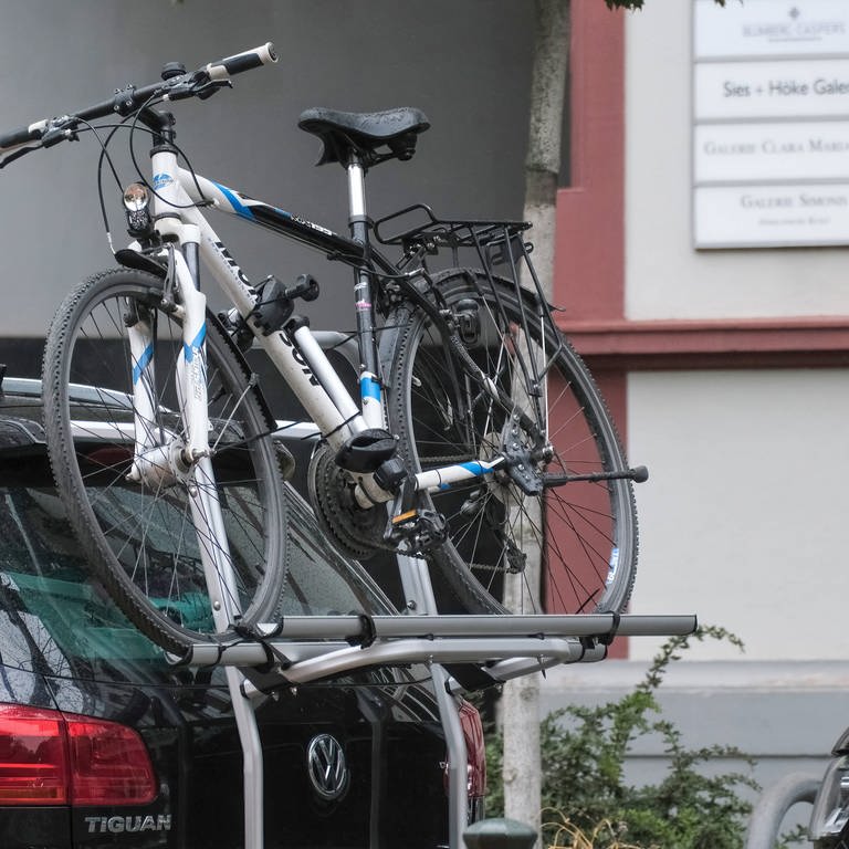 Fahrradträger für den sicheren Transport auf dem Auto, auch für E-Bikes (Foto: IMAGO, IMAGO/Michael Gstettenbauer)