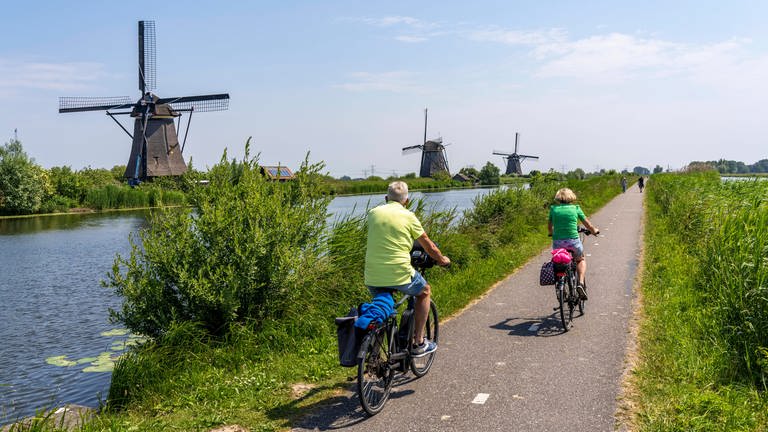 Radtour am Kanal mit Windmühle - Notfallpaket fürs Fahrrad darf nicht fehlen (Foto: IMAGO,  IMAGO/Jochen Tack)