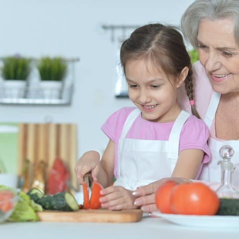 Oma mit Kind beim Kochen - als Granny Auipair im Ausland