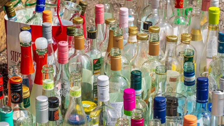 Viele Flaschen aus Altglas. Der Wertstoff muss richtig entsorgt werden. (Foto: IMAGO,  IMAGO)
