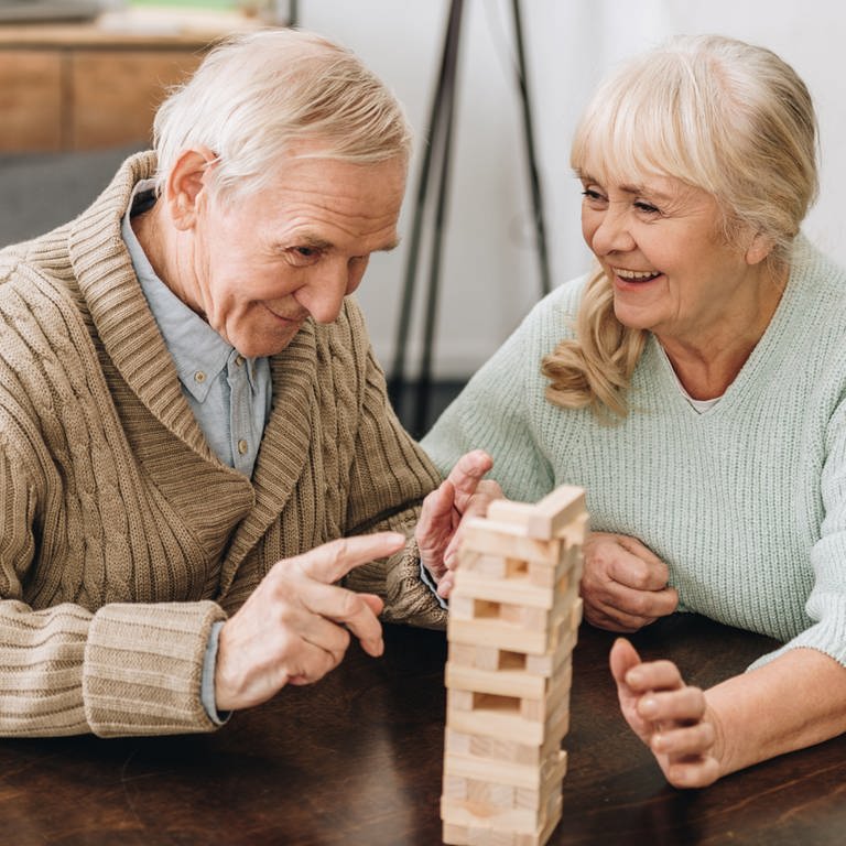 Älterer Mann und Frau spielen - Hilfe gegen Demenz durch die richtige Pflege (Foto: Colourbox)
