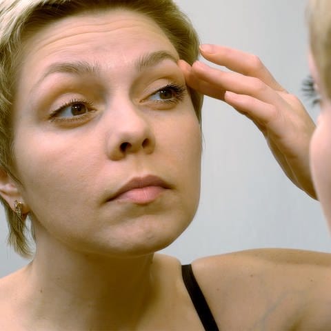 Frau nutzt Augen-Make-up