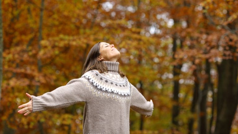 Frau genießt die Herbstluft  (Foto: Colourbox)